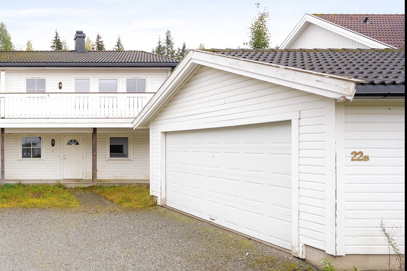 Dobbelgarasje og parkering i egen innkjørsel. Galleribilde