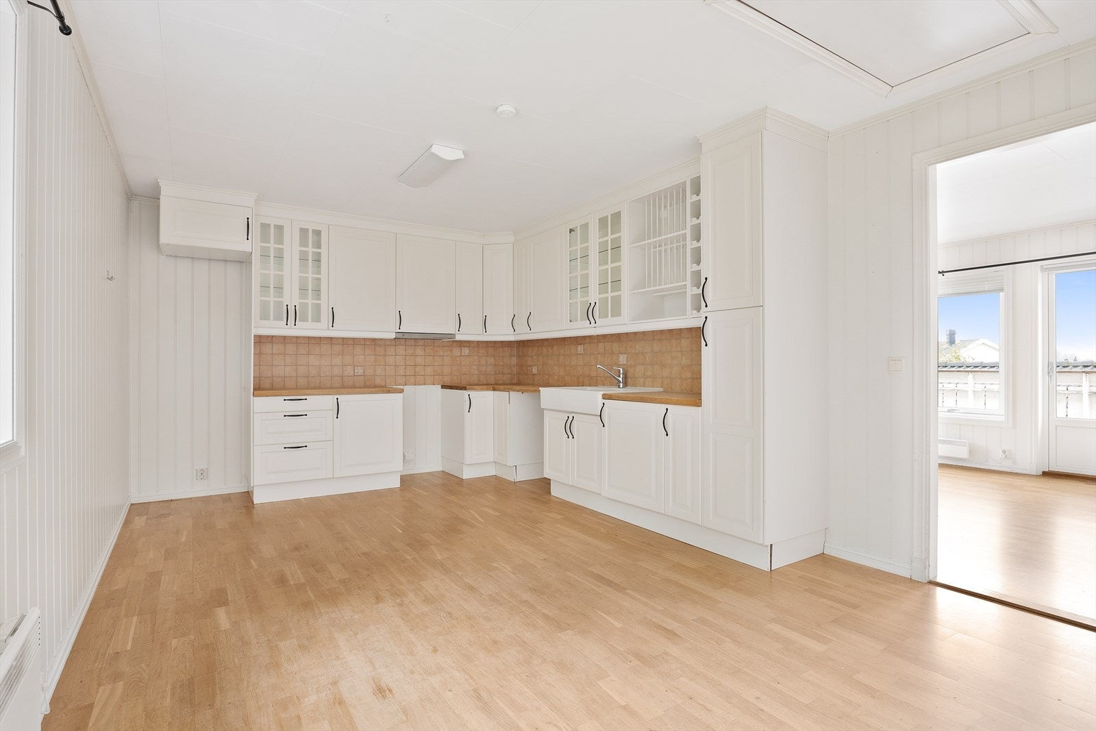 Kjøkkenet er et eget rom med god plass til en spiseplass for familien. Galleribilde