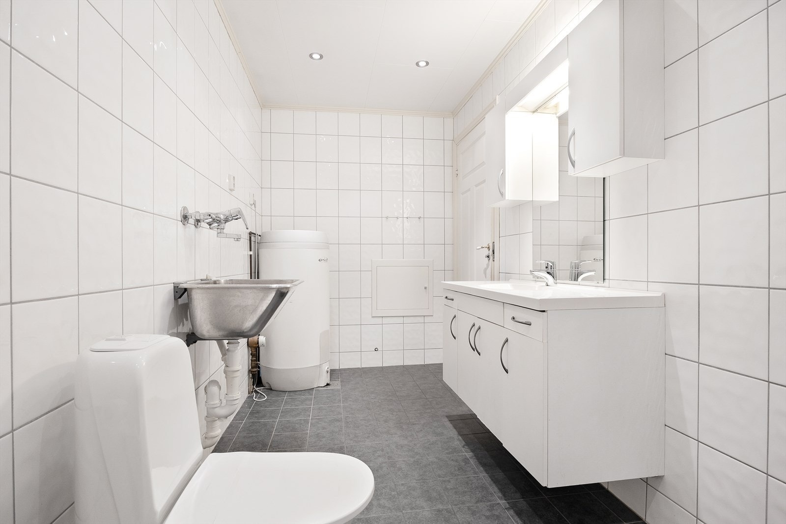 For ekstra komfort er det elektriske varmekabler i gulvet. Rommet har også opplegg for vaskemaskin. Galleribilde