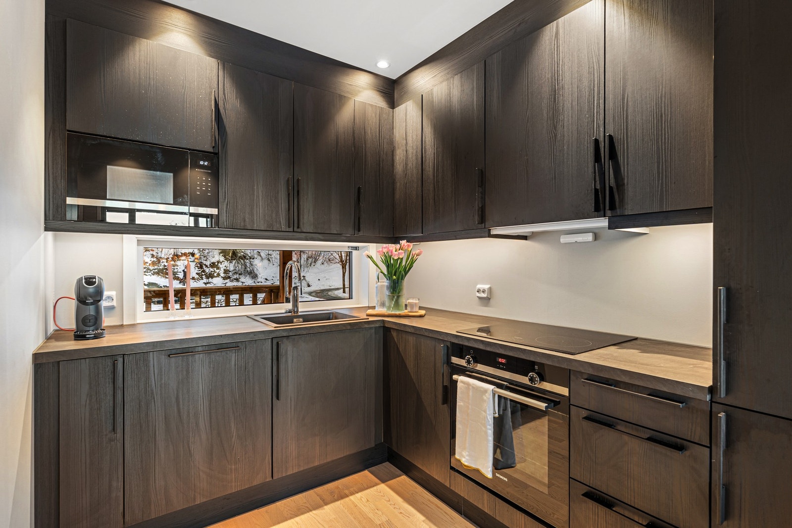 Nydelig kjøkken med integrerte hvitevarer Galleribilde