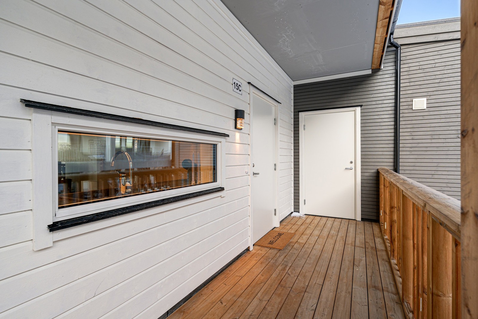 Overbygd inngangsparti samt et romslig sportsbod med også svært god takhøyde Galleribilde