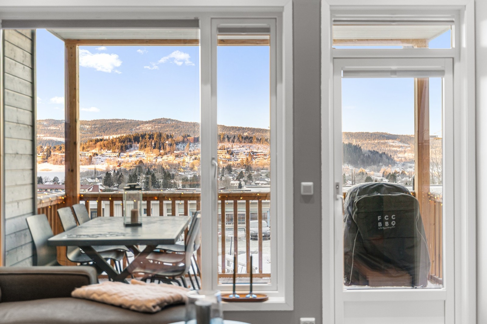 Upåklagelig utsikt fra stuen samt soverommet Galleribilde