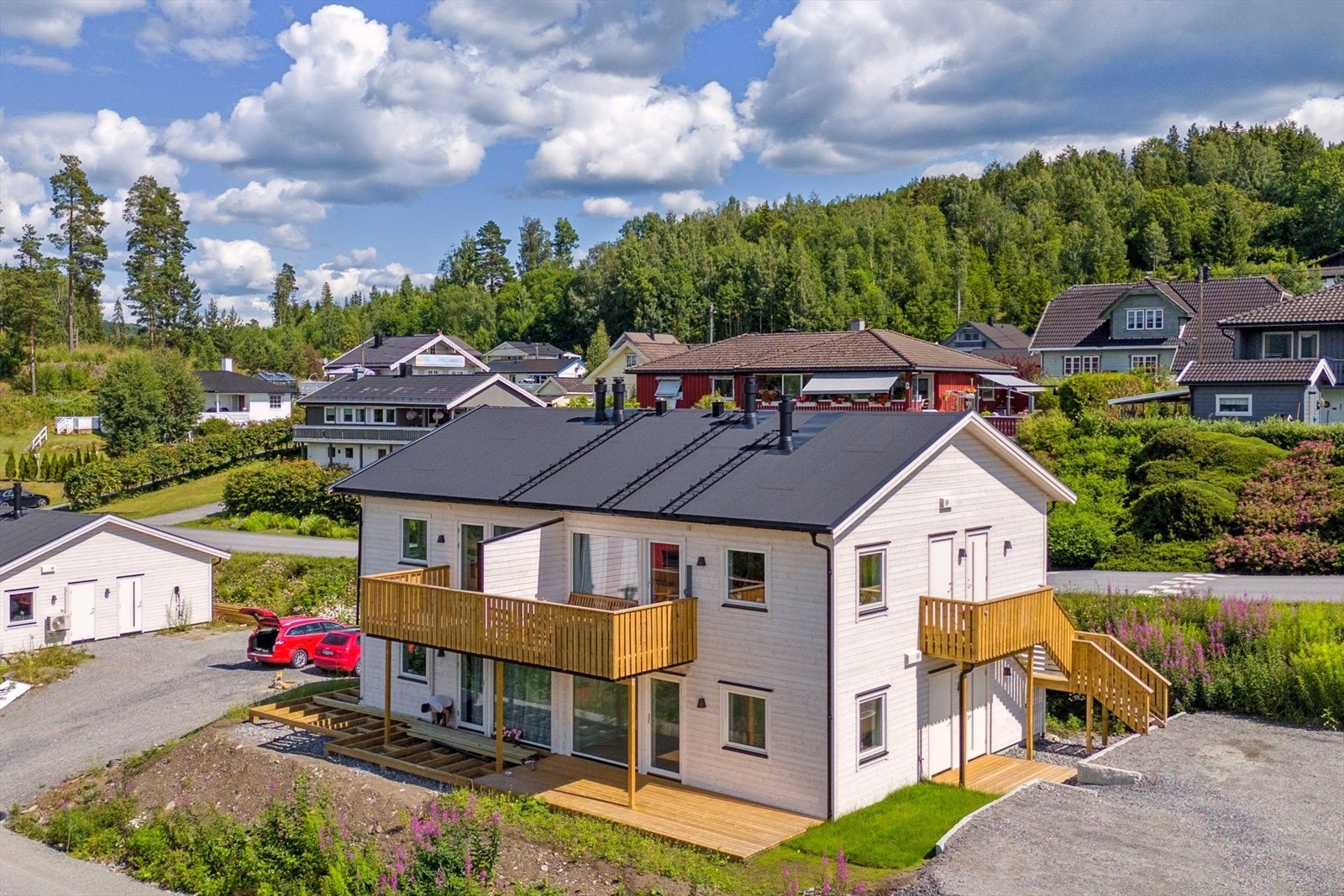 Leiligheten i 1. etg. har ca. 9 kvm. platting foran stue med utsikt og gode solforhold, samt platting foran inngangsparti. Galleribilde