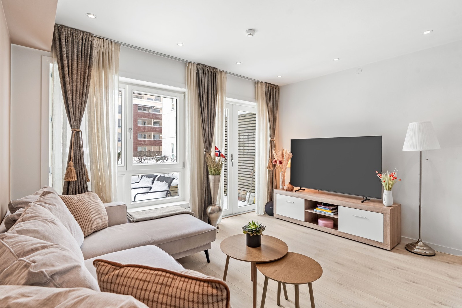 Fra stuen har man utgang til en hyggelig markterrasse. Galleribilde