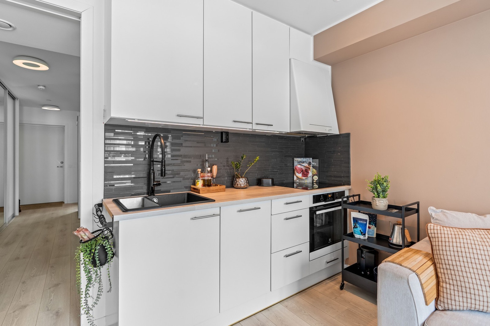 Kjøkkenet er utstyrt med integrert oppvaskmaskin, integrert komfyr, nedfelt platetopp og ventilator over kokeplass. Galleribilde