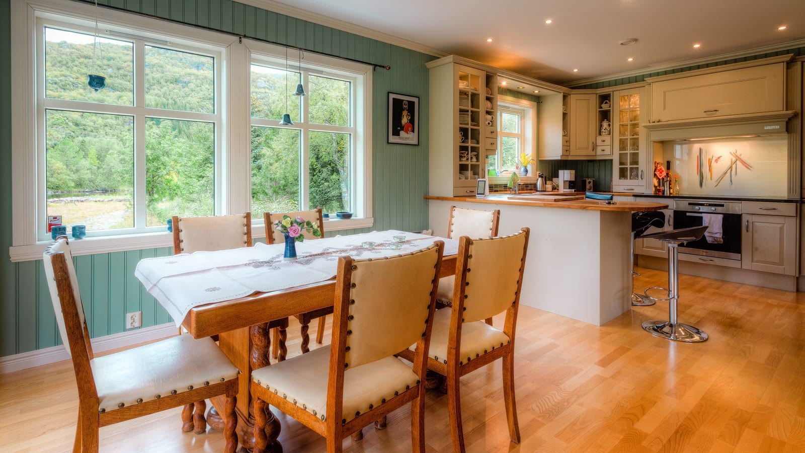 Flott spisestuedel ved kjøkkenet Galleribilde