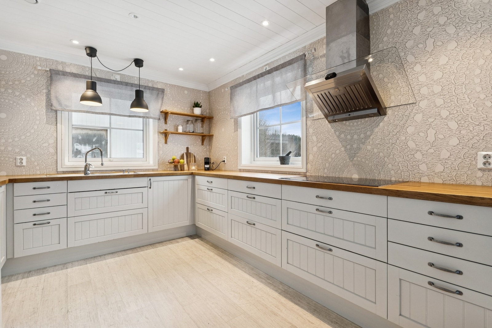 Det er integrert komfyr, kokeplate og oppvaskmaskin. Ventilering via kjøkkenventilator med avtrekk ut. Galleribilde