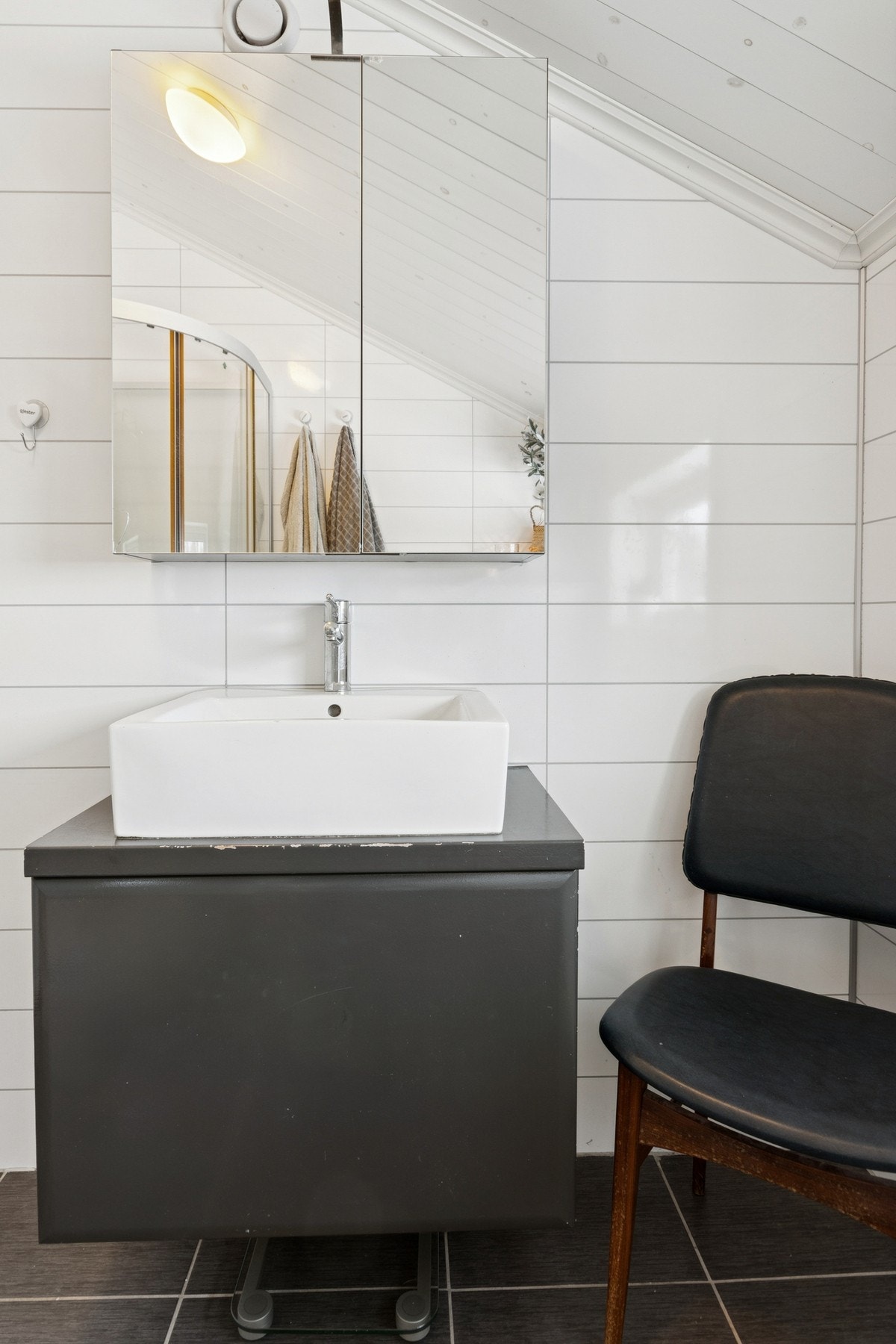 Rommet er innredet med servant, veggmontert toalett, dusjkabinett og balansert ventilasjon. Galleribilde