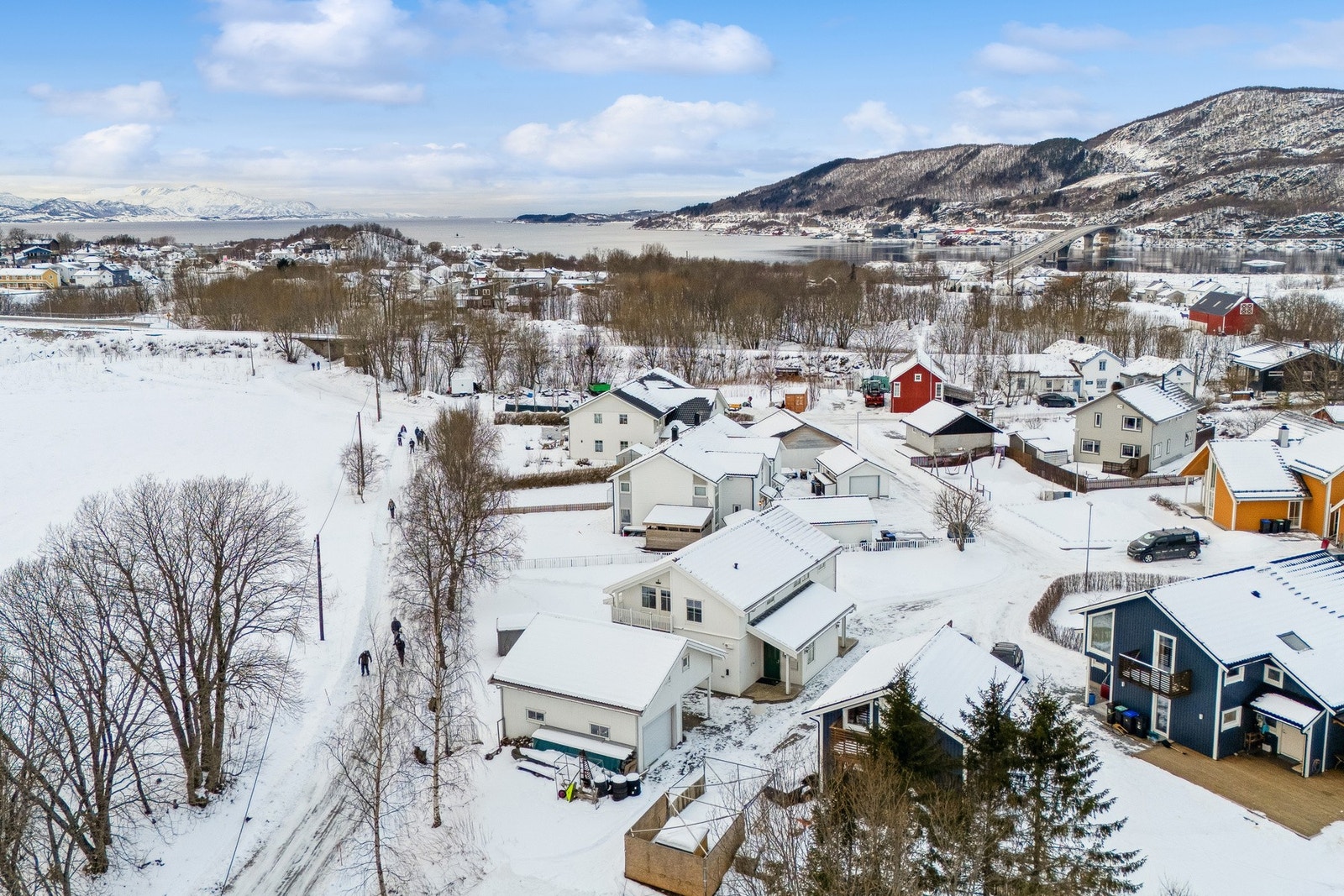 Boligen ligger flott til i Landlige omgivelser i et nyere boligfelt - kort vei til marka! Galleribilde