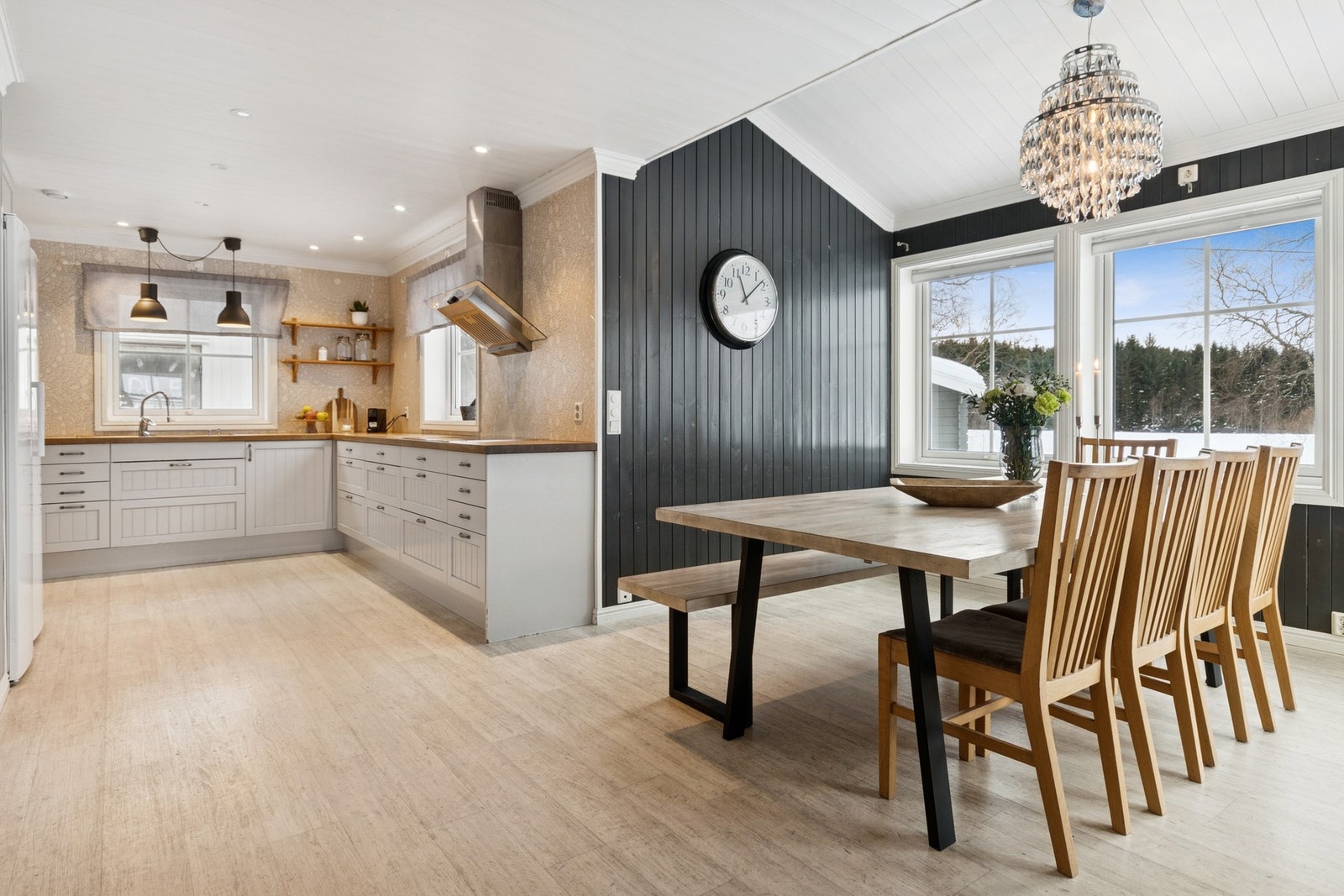 Kjøkkenet er godt utbygget med mye skap- og benkeplass, og har innredning med profilerte fronter. Galleribilde