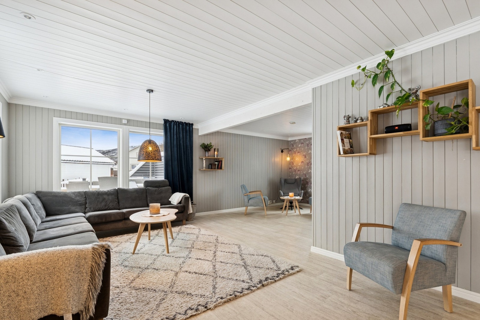 Det er en lys og åpen stue/kjøkken løsning, med god plass til sitte- og spisegruppe. Galleribilde