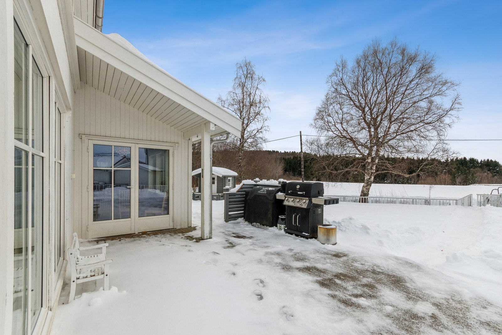 Utgang fra stua til en romslig terrasse med meget gode solforhold! Galleribilde