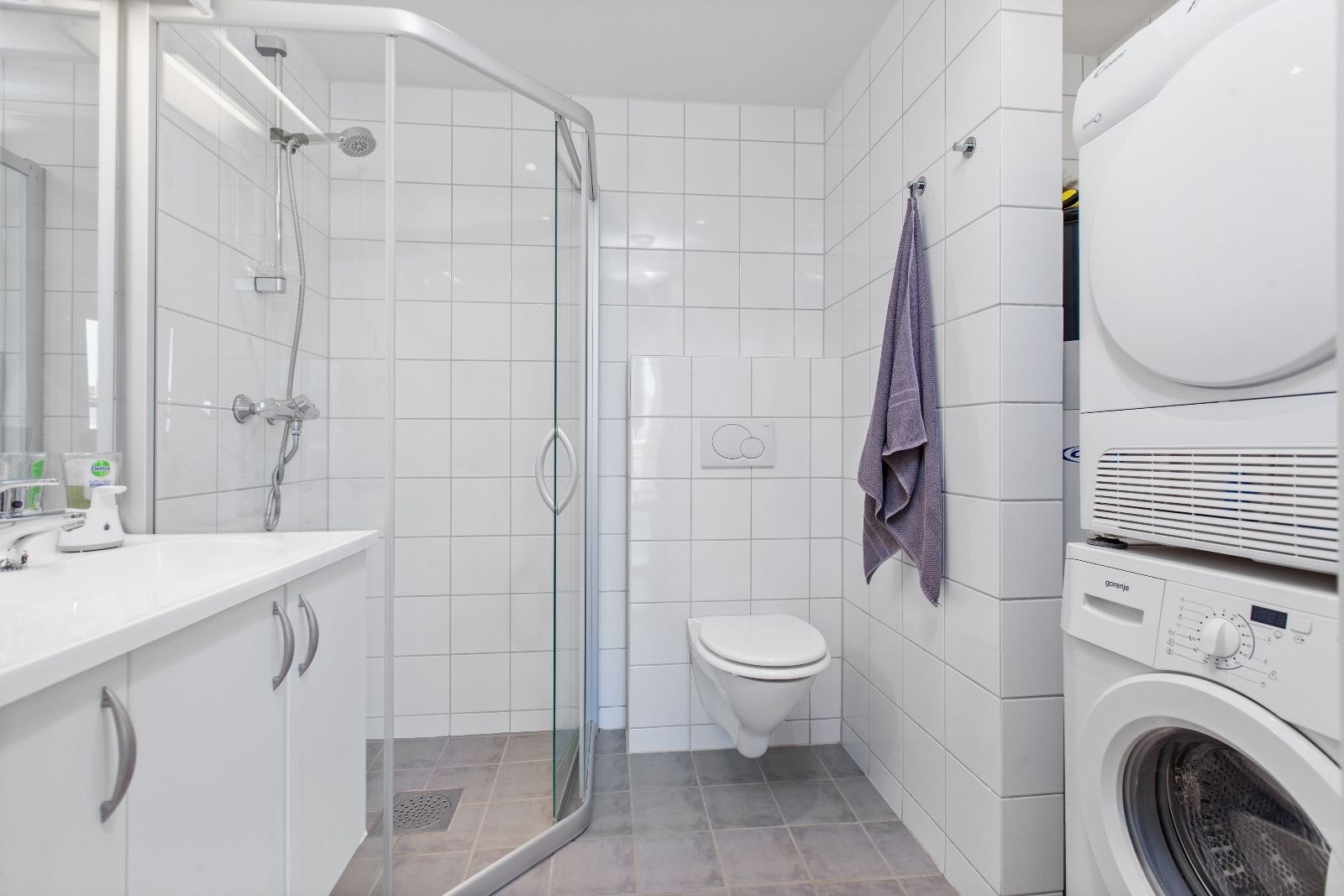 Flott baderom med flis på vegger og gulv Galleribilde