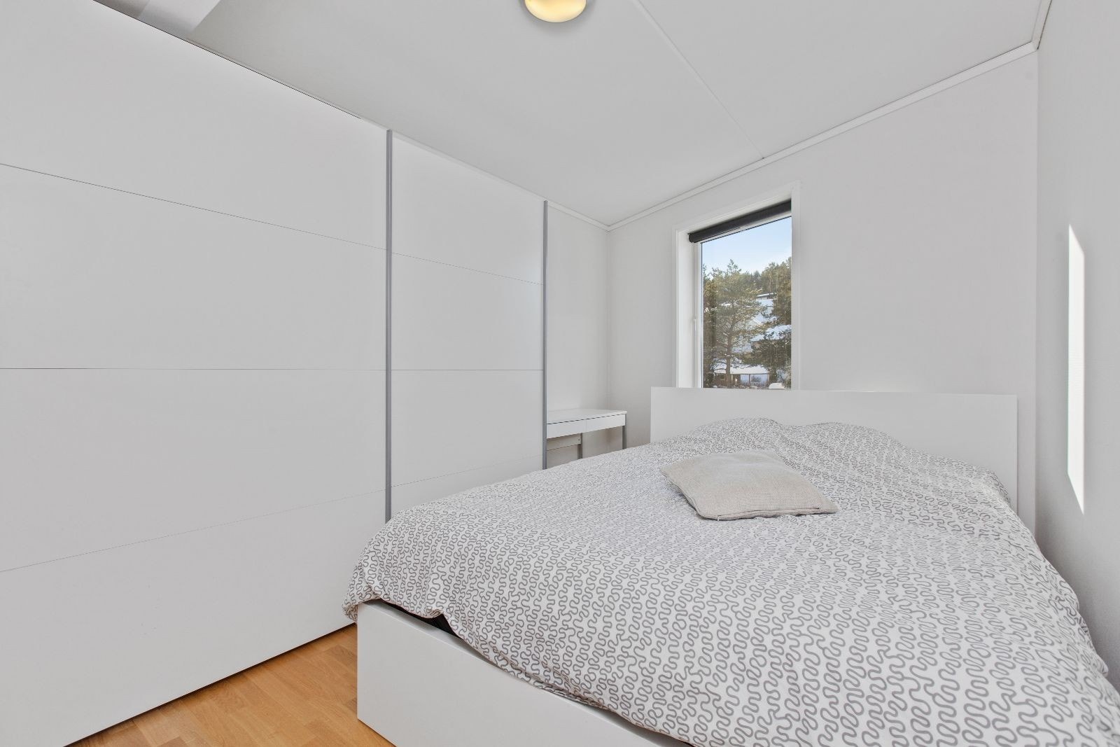 Romslig soverom med garderobeløsning og god plass for dobbeltseng Galleribilde