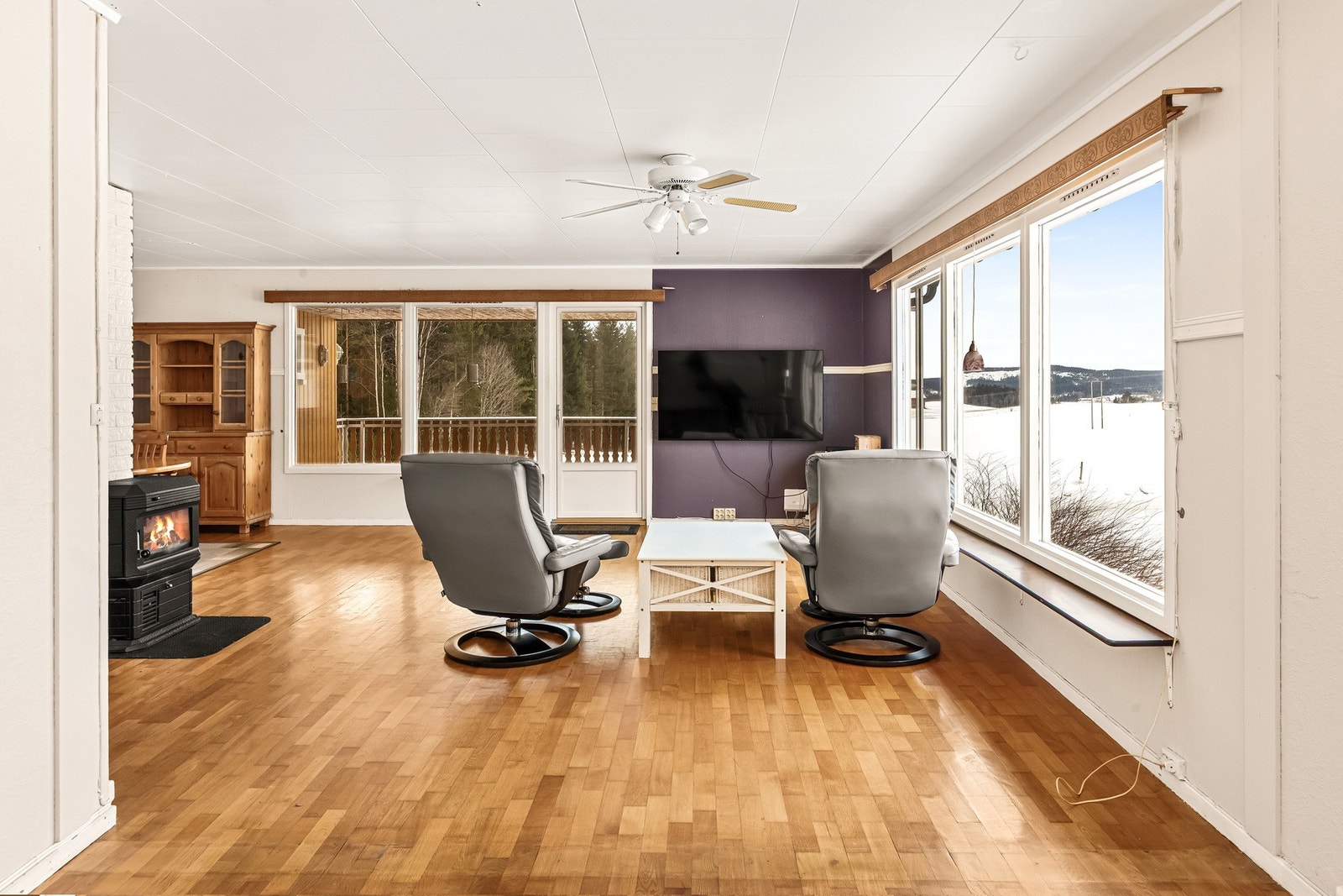 Romslig stue med store vinduer Galleribilde