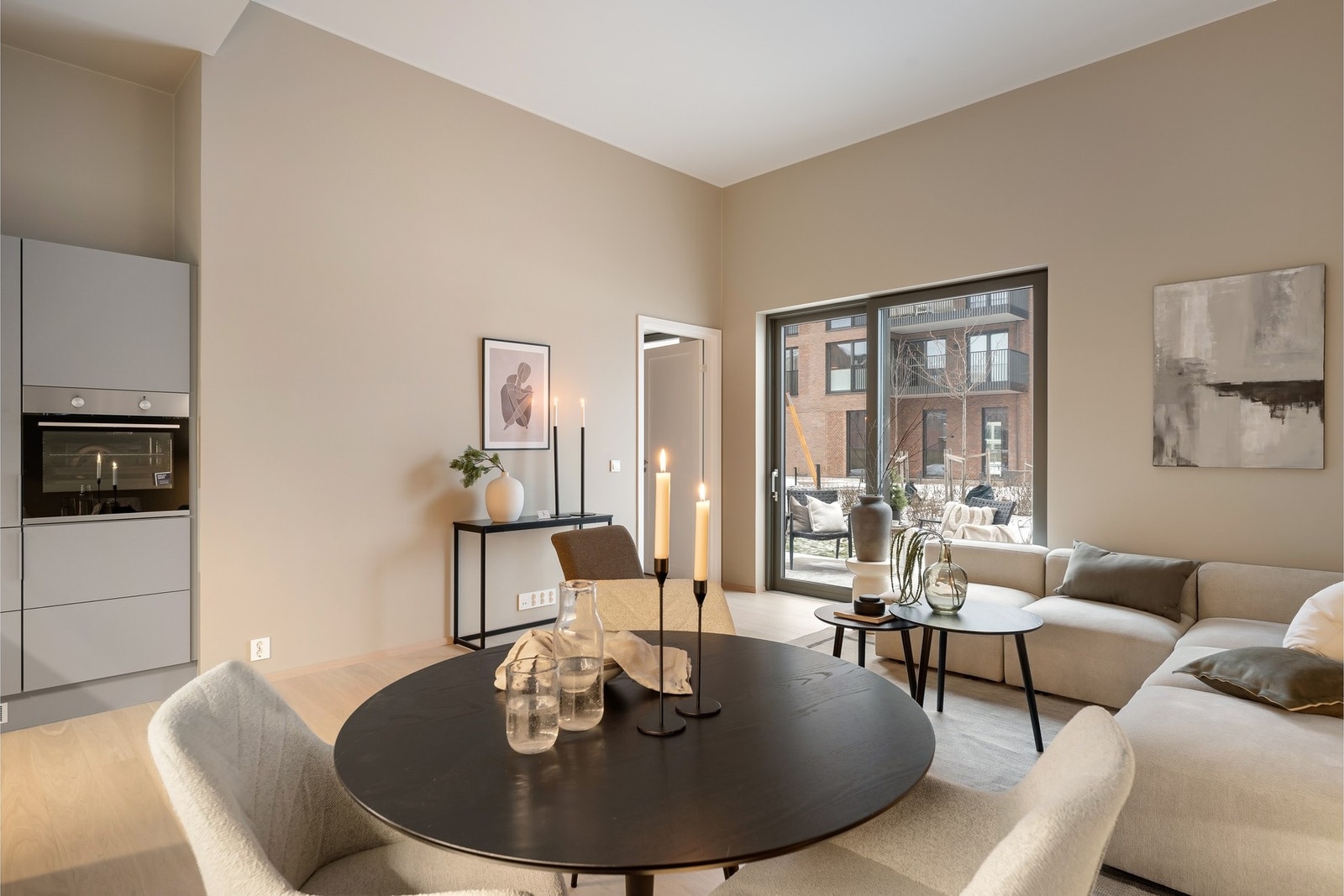 Komfyr befinner seg i skap på en annen vegg - med andre ord også god plass for oppbevaring Galleribilde