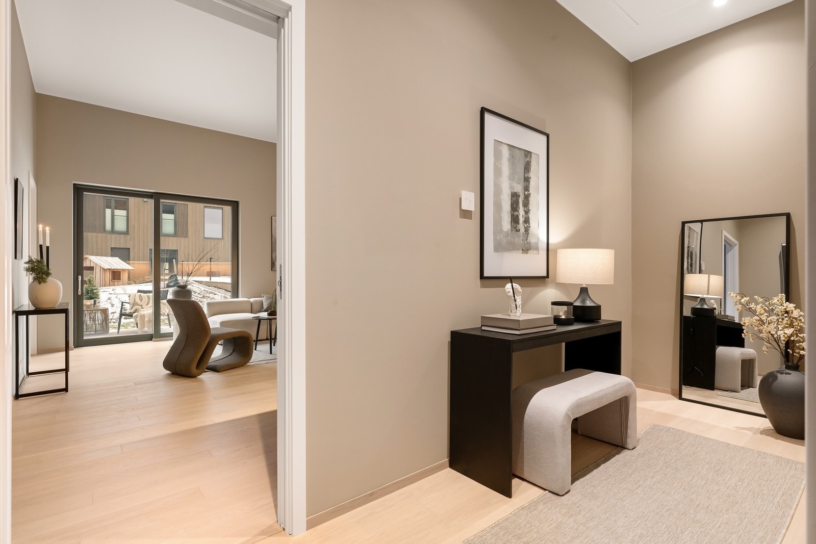 God plass til innredning i entré Galleribilde