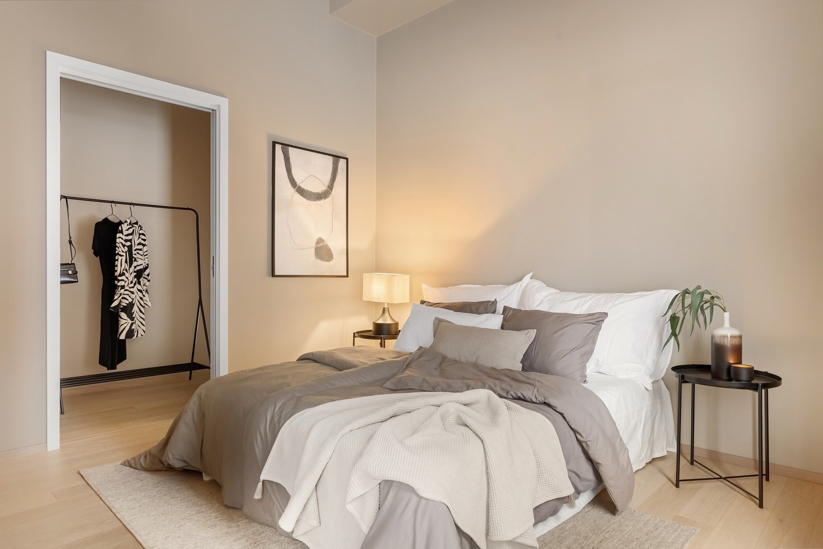 Soverommet har et lite walk-in Galleribilde