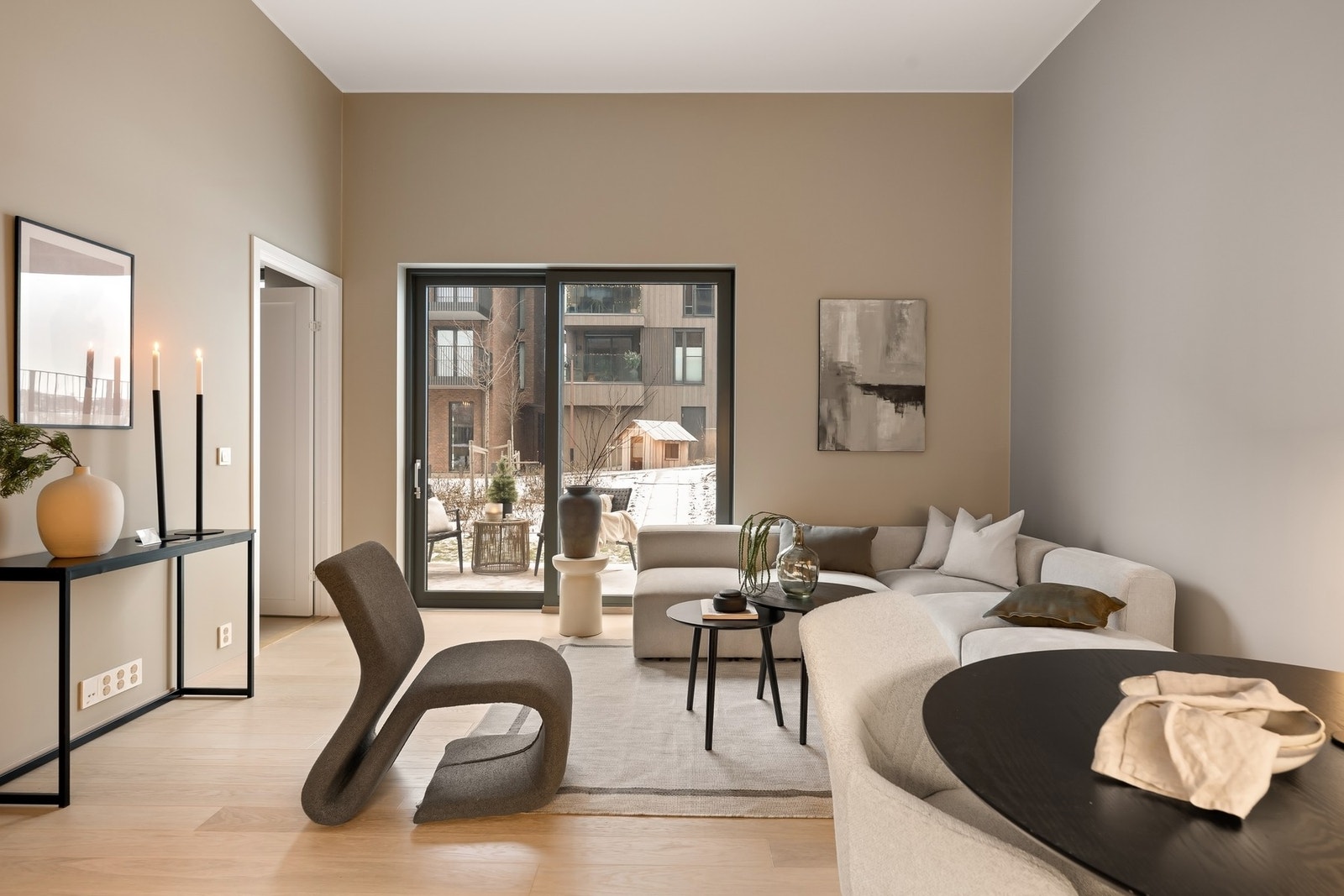 Med leilighet på bakkeplan får du blant annet ekstra god takhøyde og utgang rett ut til terrasse og fellesarealer Galleribilde