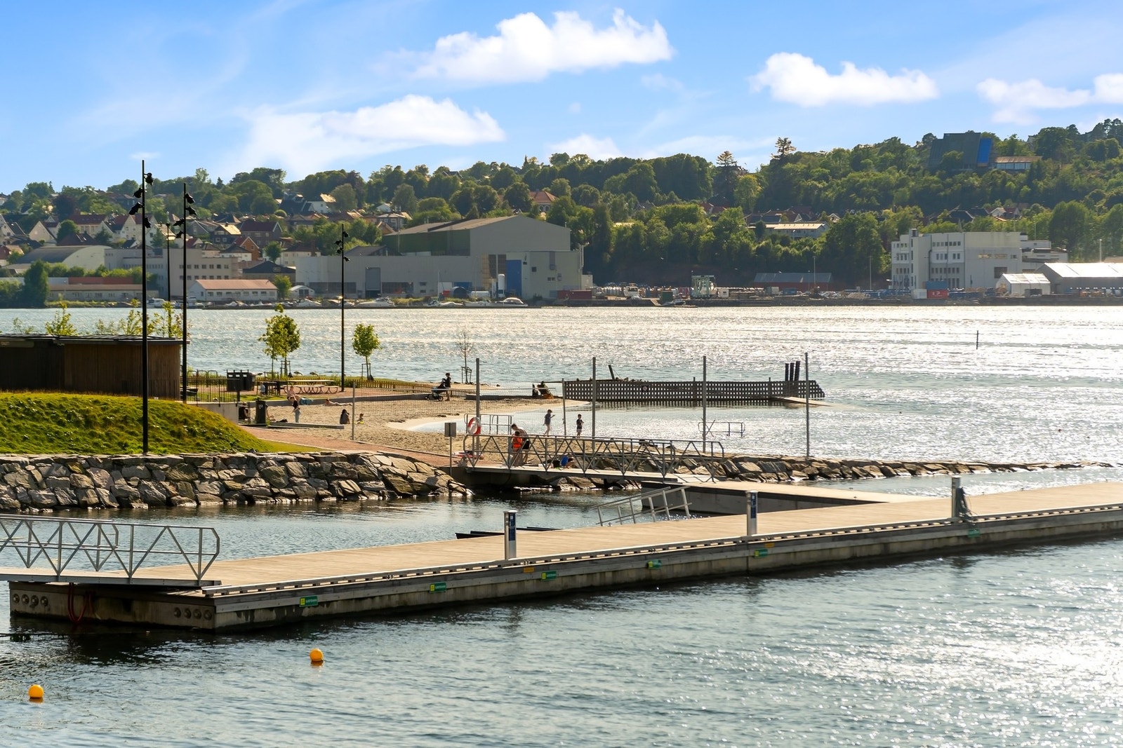 Ikke langt unna rusler du den nye bystranden i området Galleribilde