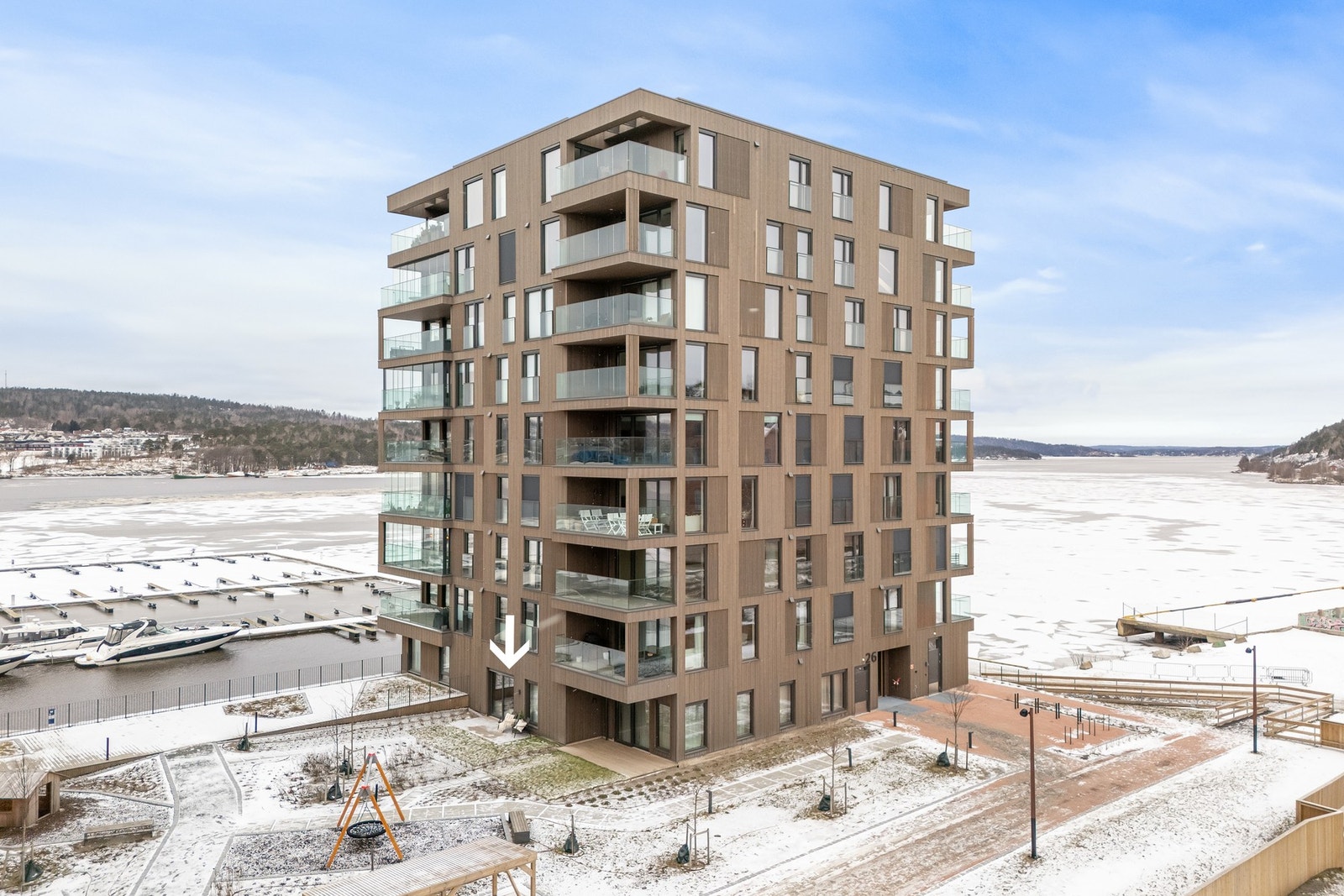 Den umiddelbare nærheten til sjøen gjør at området kan nytes til vanns, så vel som til land Galleribilde