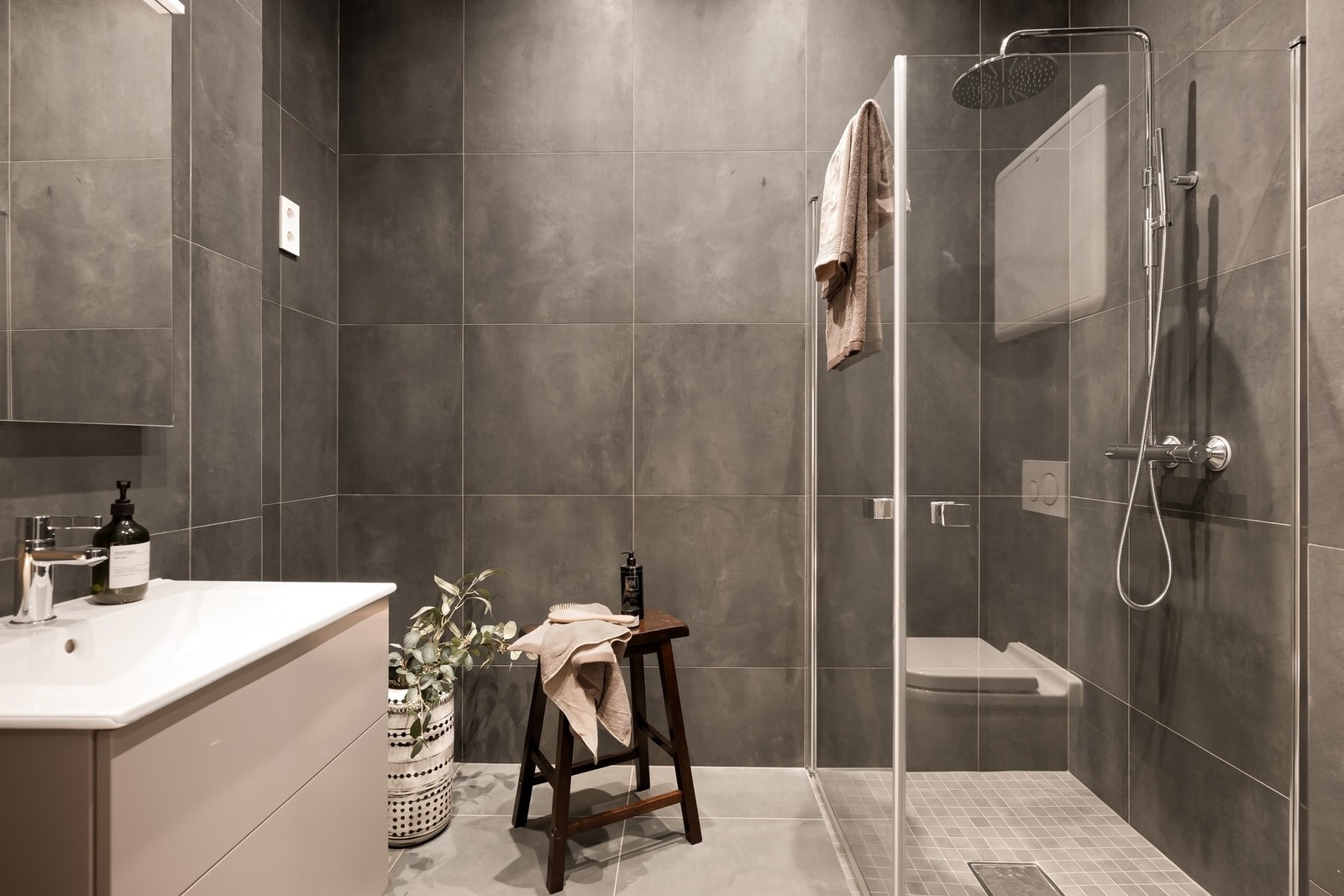 Stilig bad gjennomført i mørke toner Galleribilde