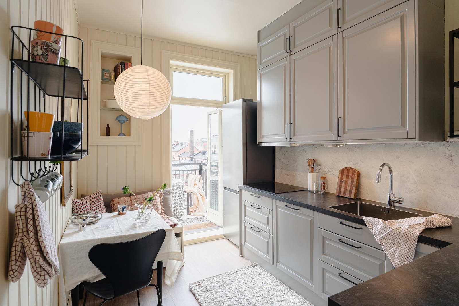 På motsatt side av stuen finner vi det pene kjøkkenet fra 2020. Galleribilde