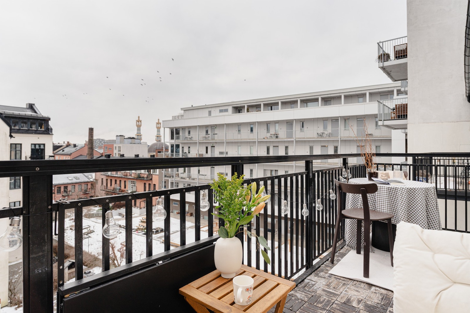 Balkongen er sydvestvendt med sol fra ca 13:00 til ca. 20:30 på sommeren. Galleribilde