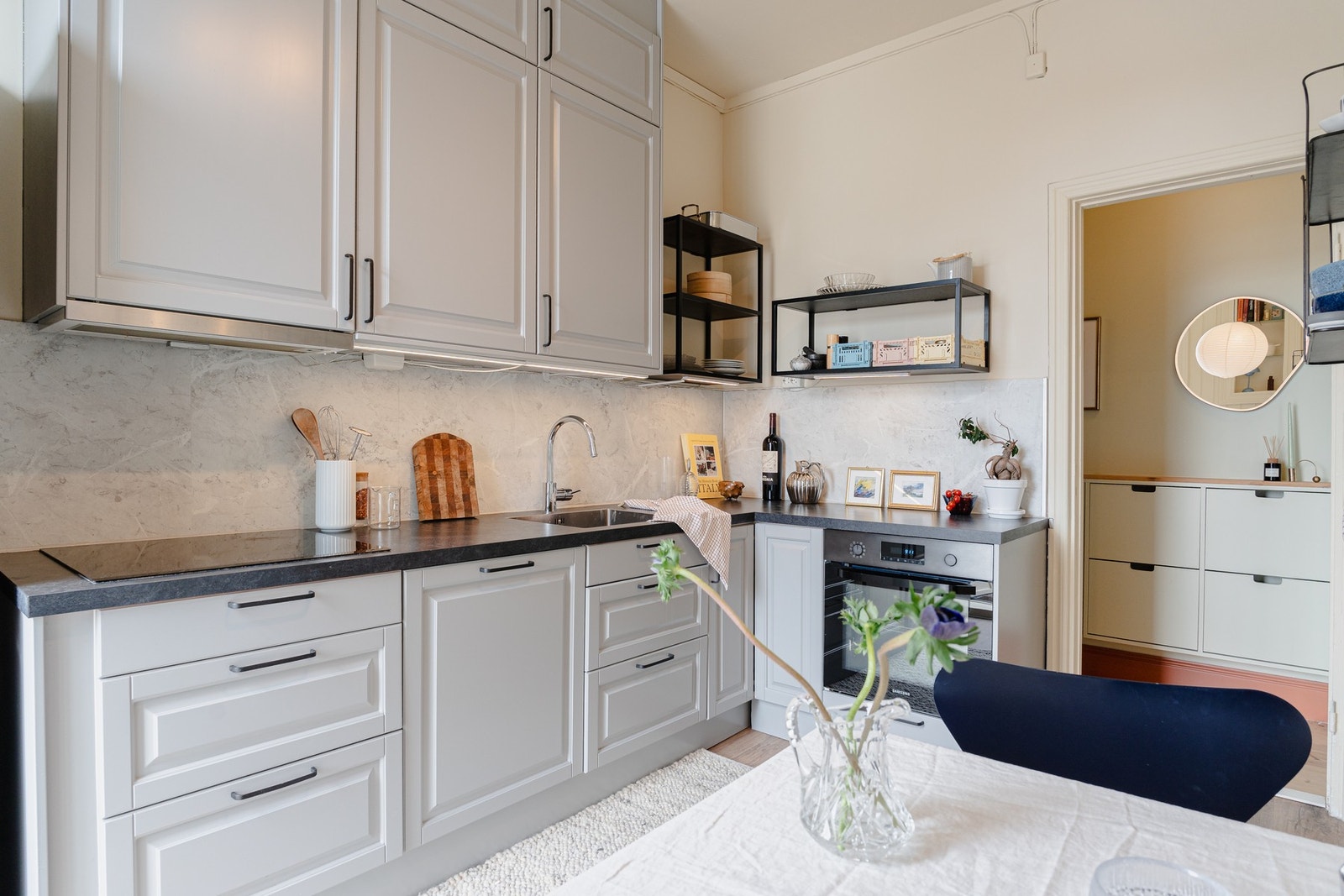 Vi går inn igjen! Kjøkkenet er fra Epoq og består av profilerte fronter og laminat benkeplate. Galleribilde