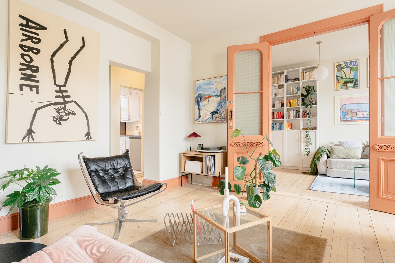 Fra denne vinkelen får vi god oversikt over leiligheten. Galleribilde