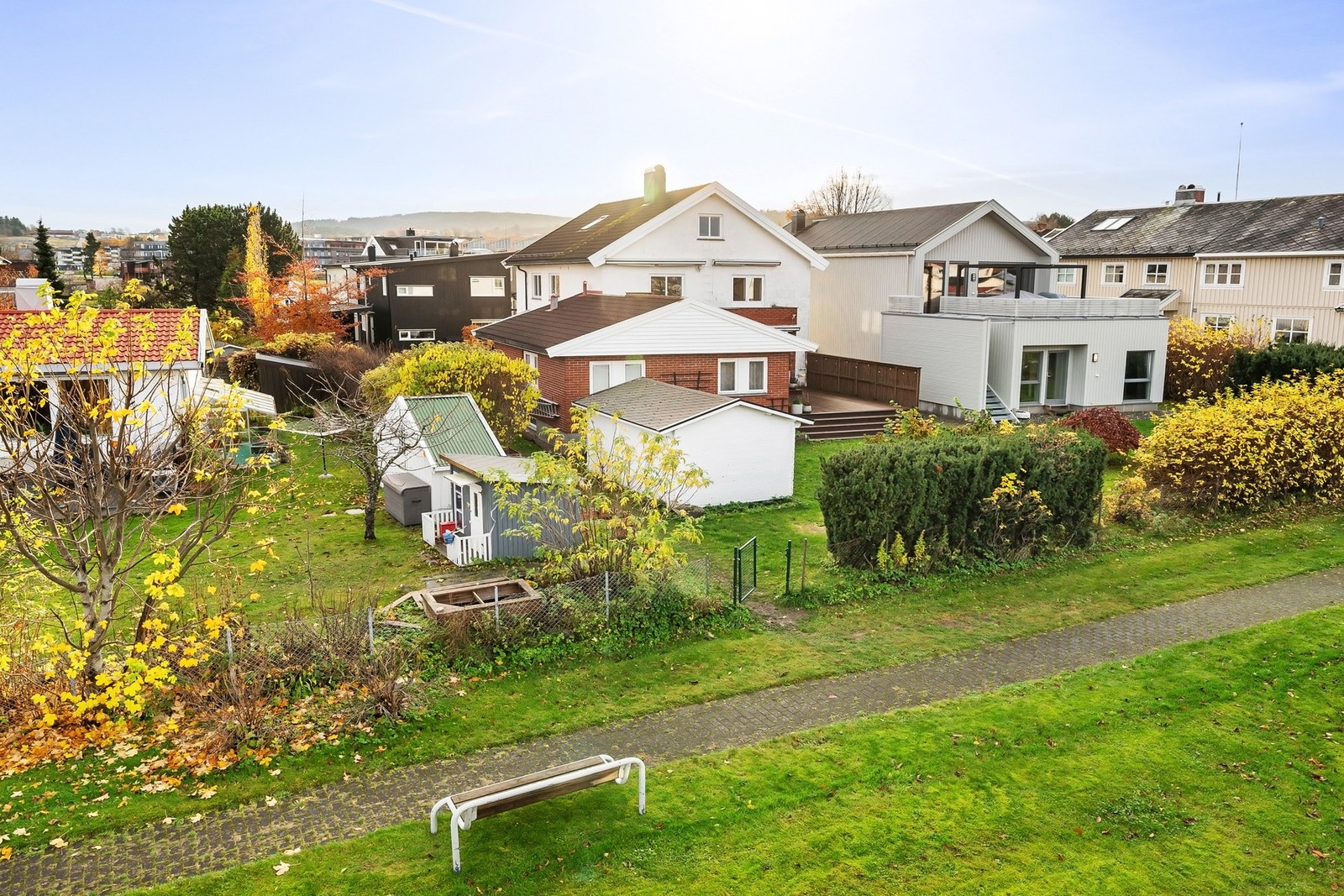 Sameiet ligger nært offentlig kommunikasjon og nært servicefasiliteter på Valentinlystsenteret og butikker i nærområdet. Det er hyppige bussavganger til NTNU Dragvoll og sentrum. Galleribilde