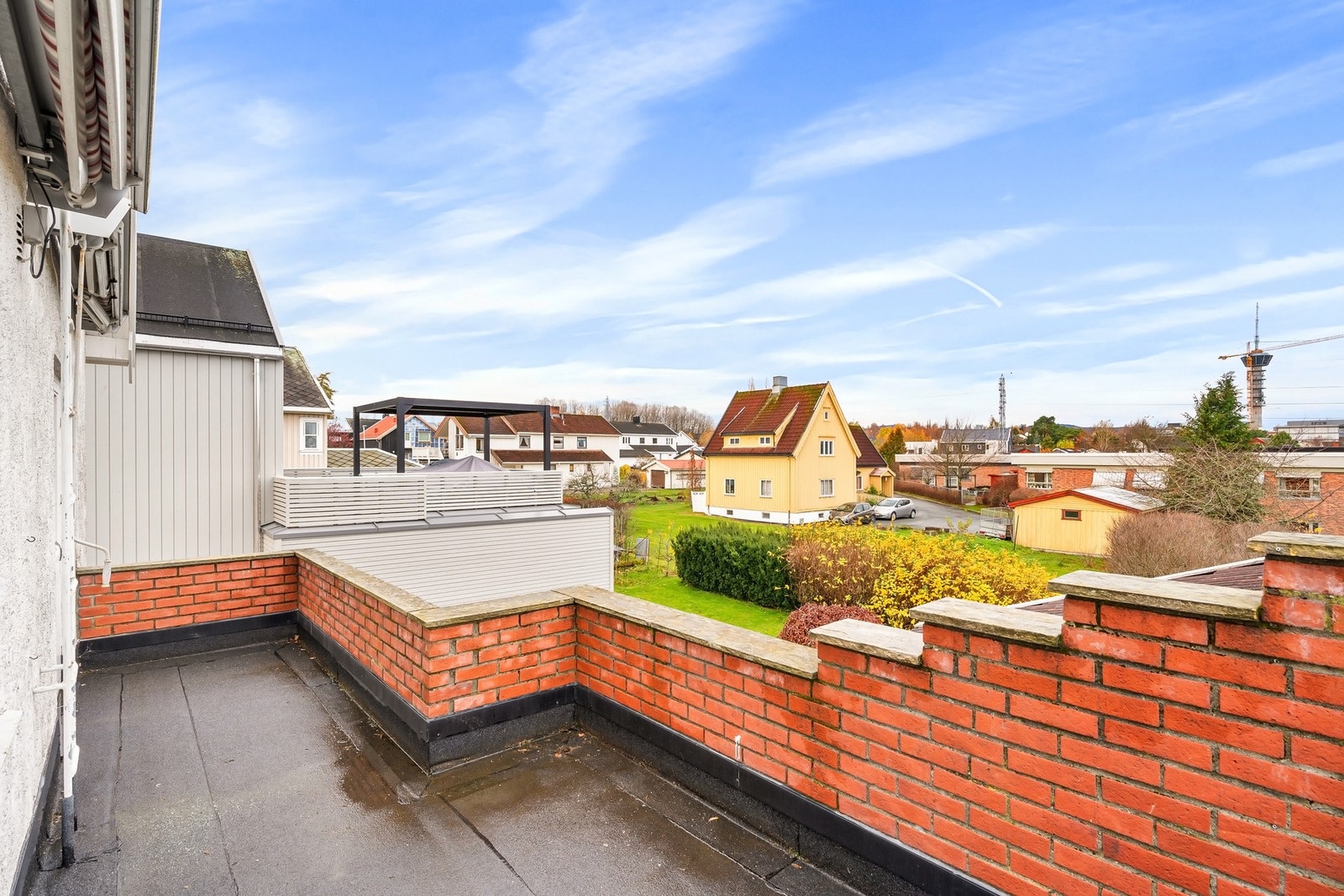 Stor vestvendt balkong på 12, 3m² med gode solforhold. Galleribilde