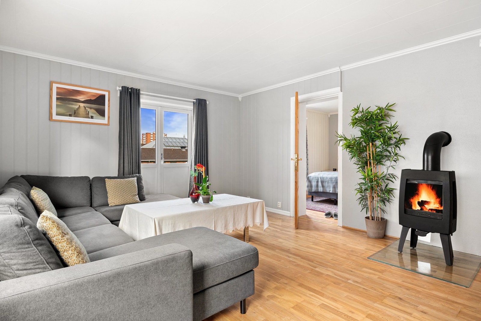 Leiligheten oppleves som svært lys og tiltalende med stor stue på 24,5m² og lyse fargevalg. Galleribilde