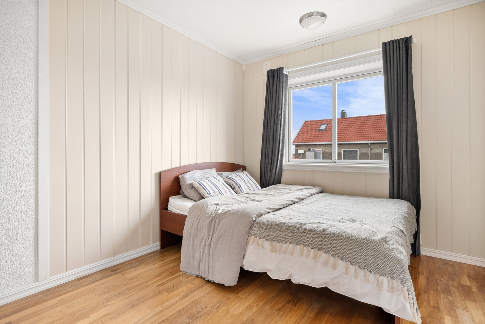 Soverom 2 er på 8,6m². Anne Hogstads veg er blindveg uten gjennomkjøring og det er dermed svært lite sjenerende støy i området. Galleribilde