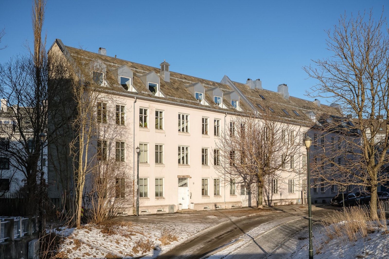 Ulstadløkkveien 4 ligger innerst i en blindvei, med lite gjennomtrafikk, og sentrumsnær beliggenhet. Alt av hverdagslige servicetilbud godt innenfor gangavstand. Galleribilde