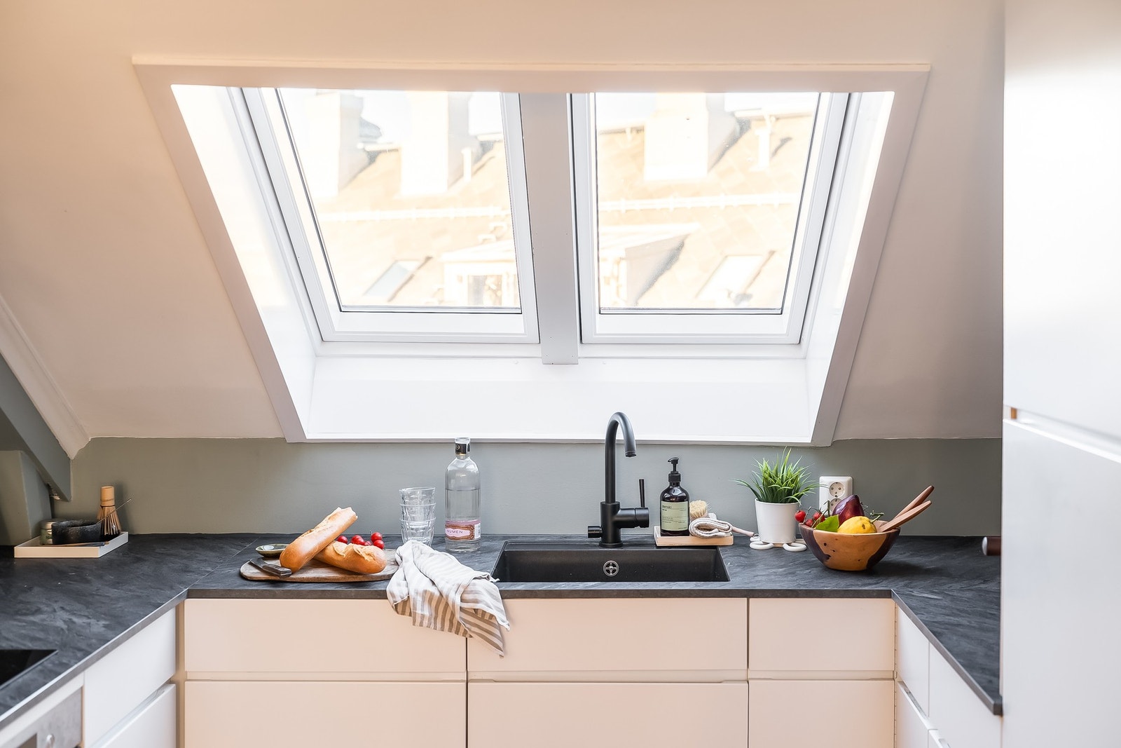 Kjøkkenet innehar integrerte hvitevarer: komfyrvakt, stekeovn, oppvaskmaskin og kombiskap kjøl/frys. Galleribilde