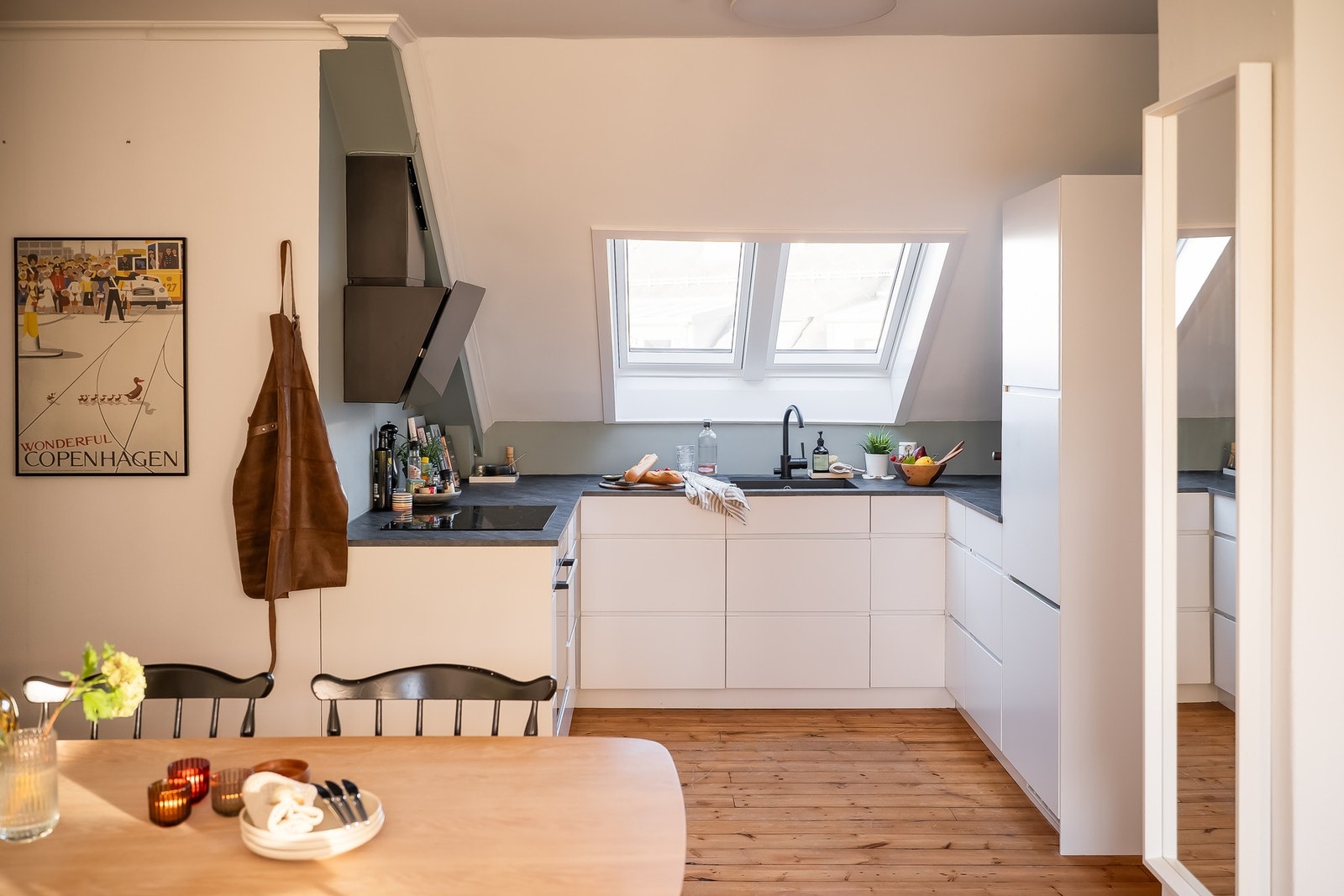 Det åpne stue- / og kjøkkenarealet er kjernen i boligen, og har tydelige definerte soner for å skille rommet. Galleribilde