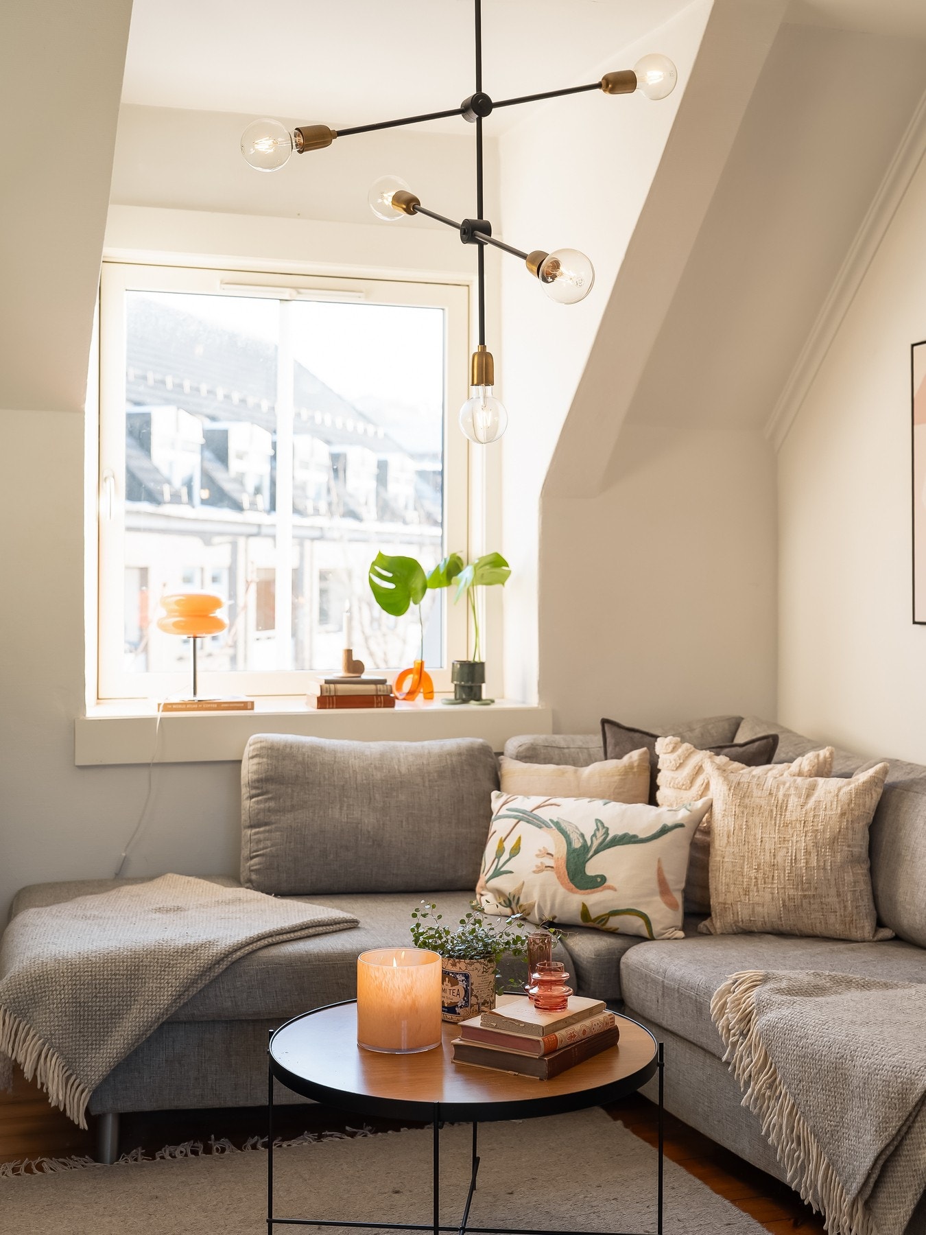 Leiligheten ligger ypperlig til i byggets toppetasje, og oppleves som usjenert og privat. Galleribilde