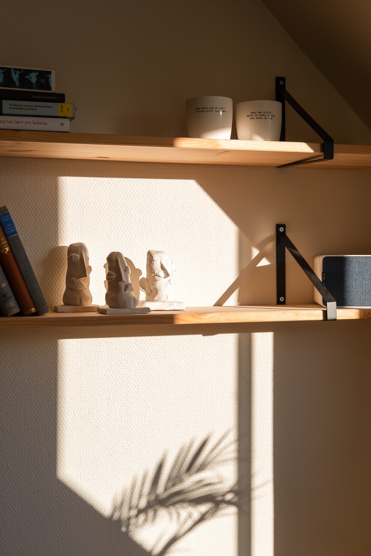 Leiligheten oppleves som svært lys og luftig, og innehar nye vindu, og nytt tak fra 2019. Galleribilde