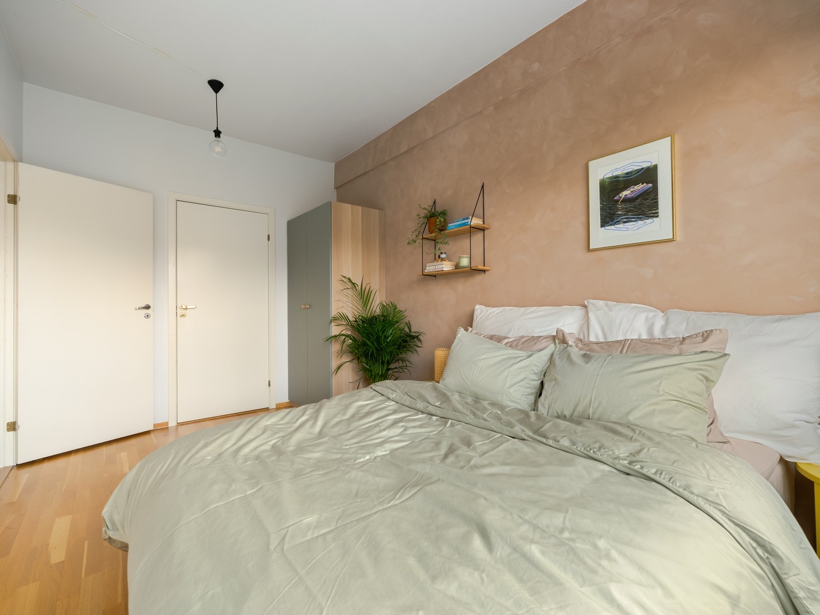 Hele leiligheten er malt i delikate fargetoner hvilket gjør det enkelt å innrede. Galleribilde