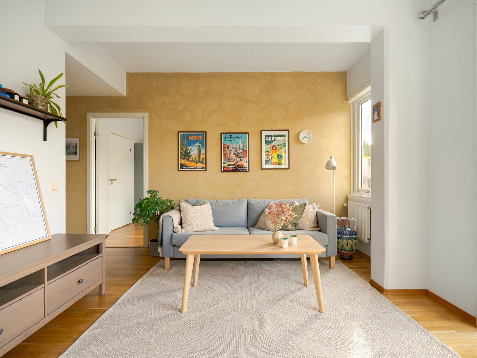 Planløsningen er effektiv, med naturlig plass til både sofagruppe og spisebord. Galleribilde