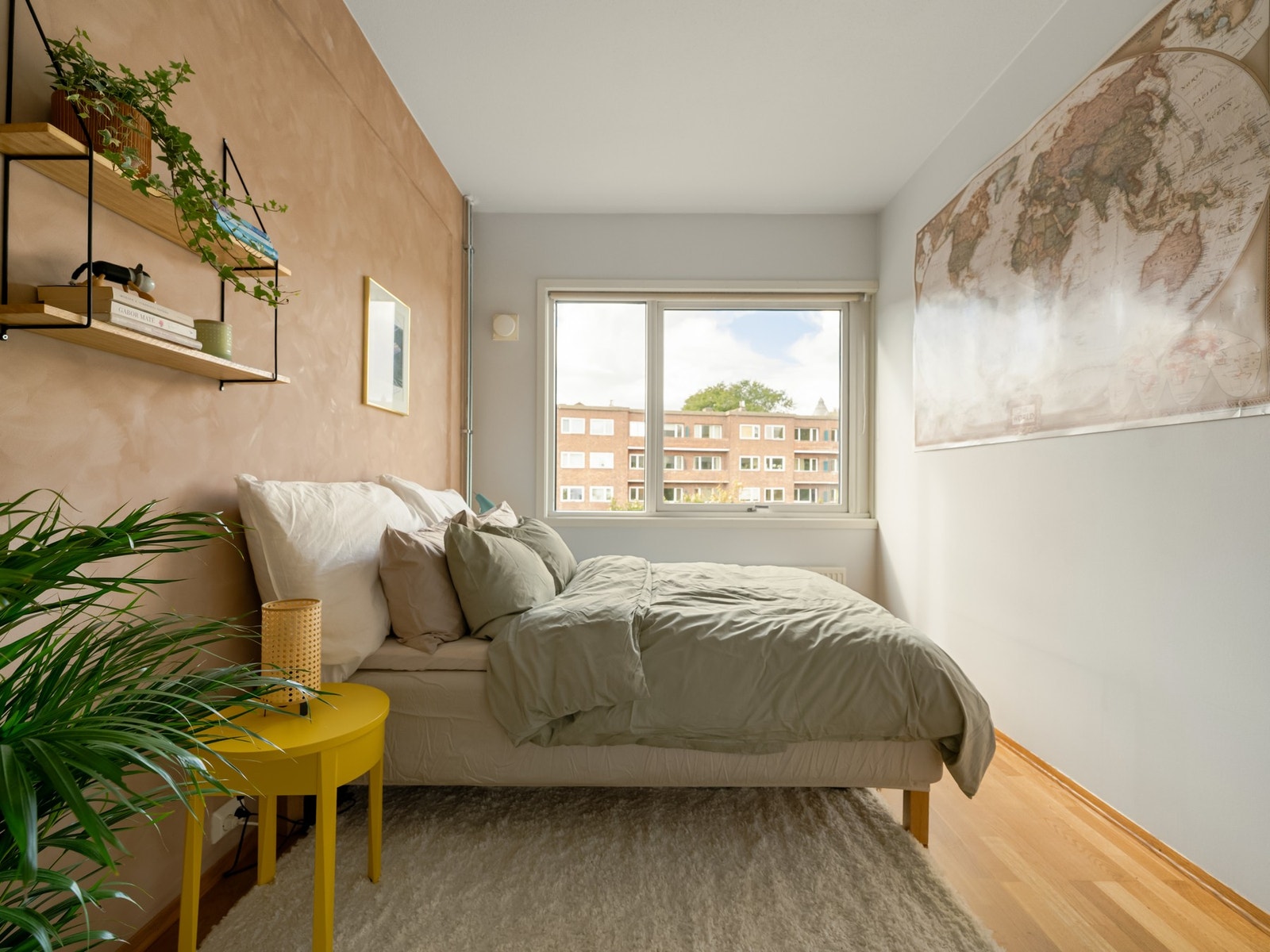 Her har du plass til dobbeltseng med tilhørende nattbord. Galleribilde