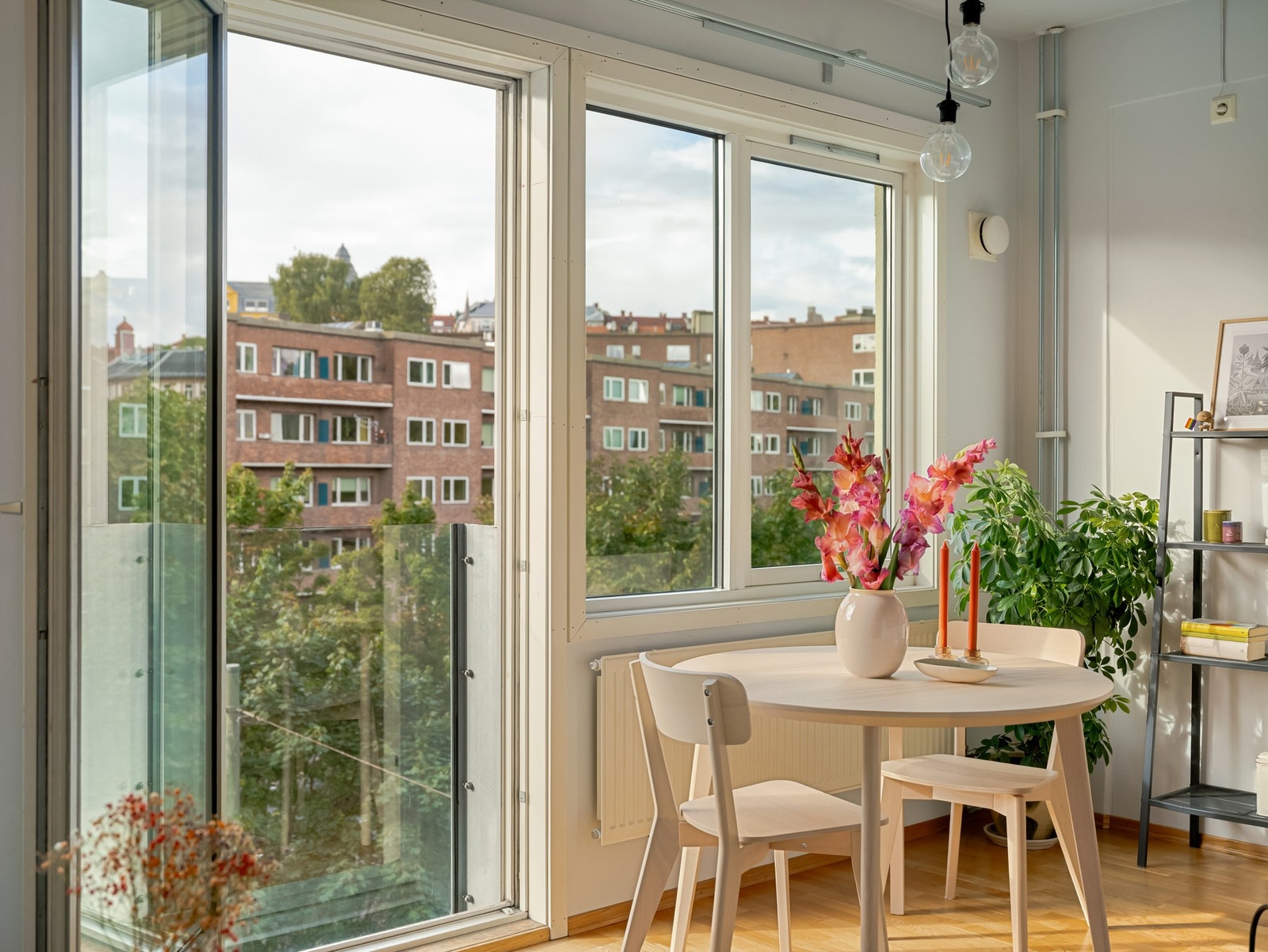 Her bor du sentralt og attraktivt med kort vei til byens yrende liv. Galleribilde