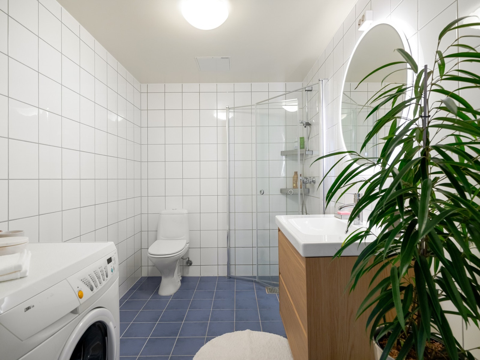 Pent flislagt bad fra 2004 med varmekabler i gulv og opplegg for vaskemaskin. Galleribilde