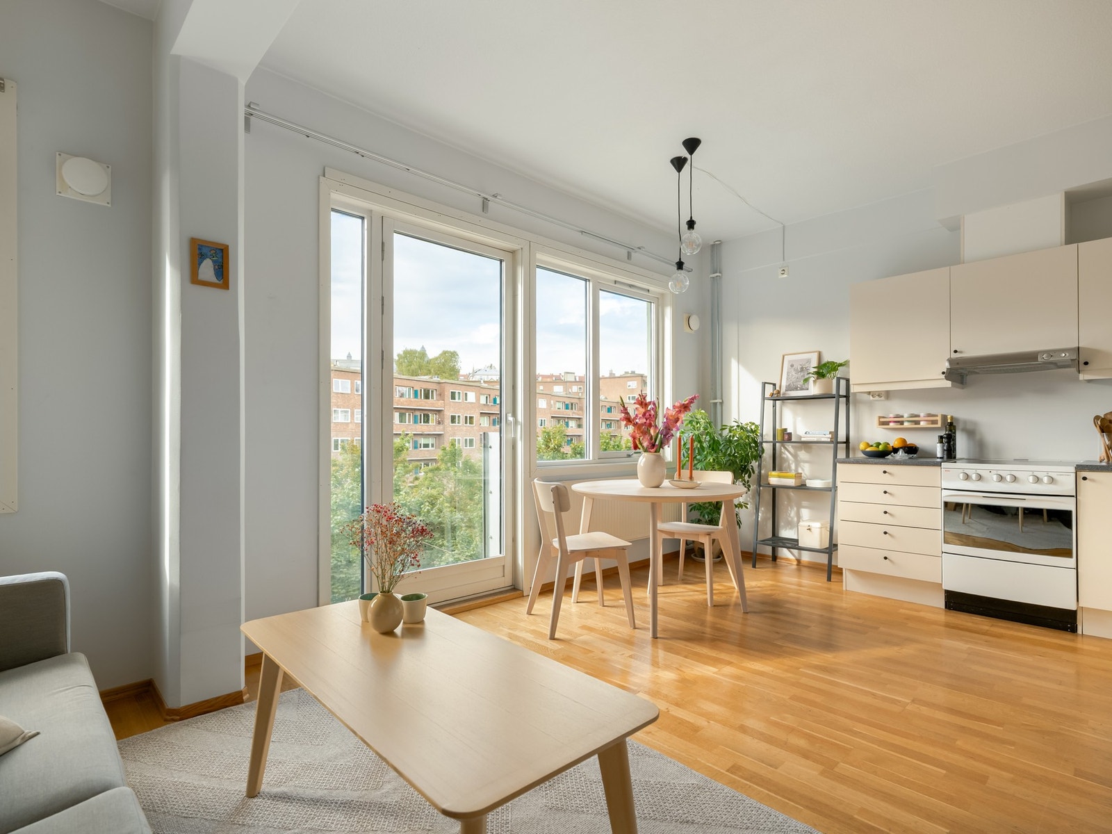 Leiligheten ligger høyt og fritt i 5.etasje som sikrer rikelig med naturlig lys og minimalt innsyn. Galleribilde