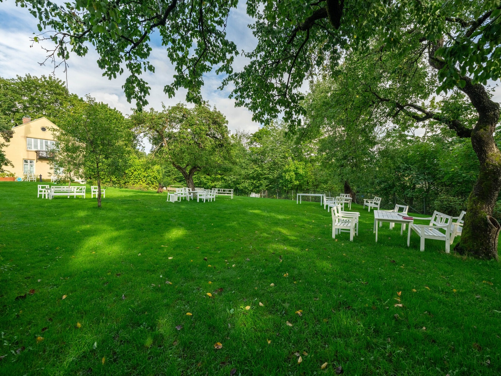 Leiligheten har tilgang til en nydelig og grønn privat bakgård i "Edens Hage"- en fredet, og over 100 år gammel privat frukthage/parkanlegg med flott gressplen, store trær, sittegrupper og lekeområder for barn. Galleribilde
