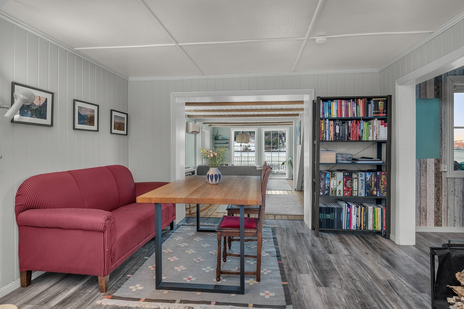 Spisestuen ligger strategisk plassert i nærheten av kjøkkenet Galleribilde