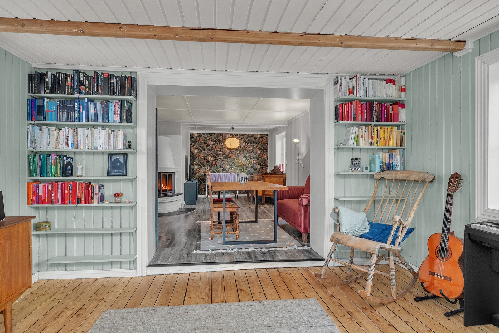 Romslig bokhylle for den leseglade Galleribilde