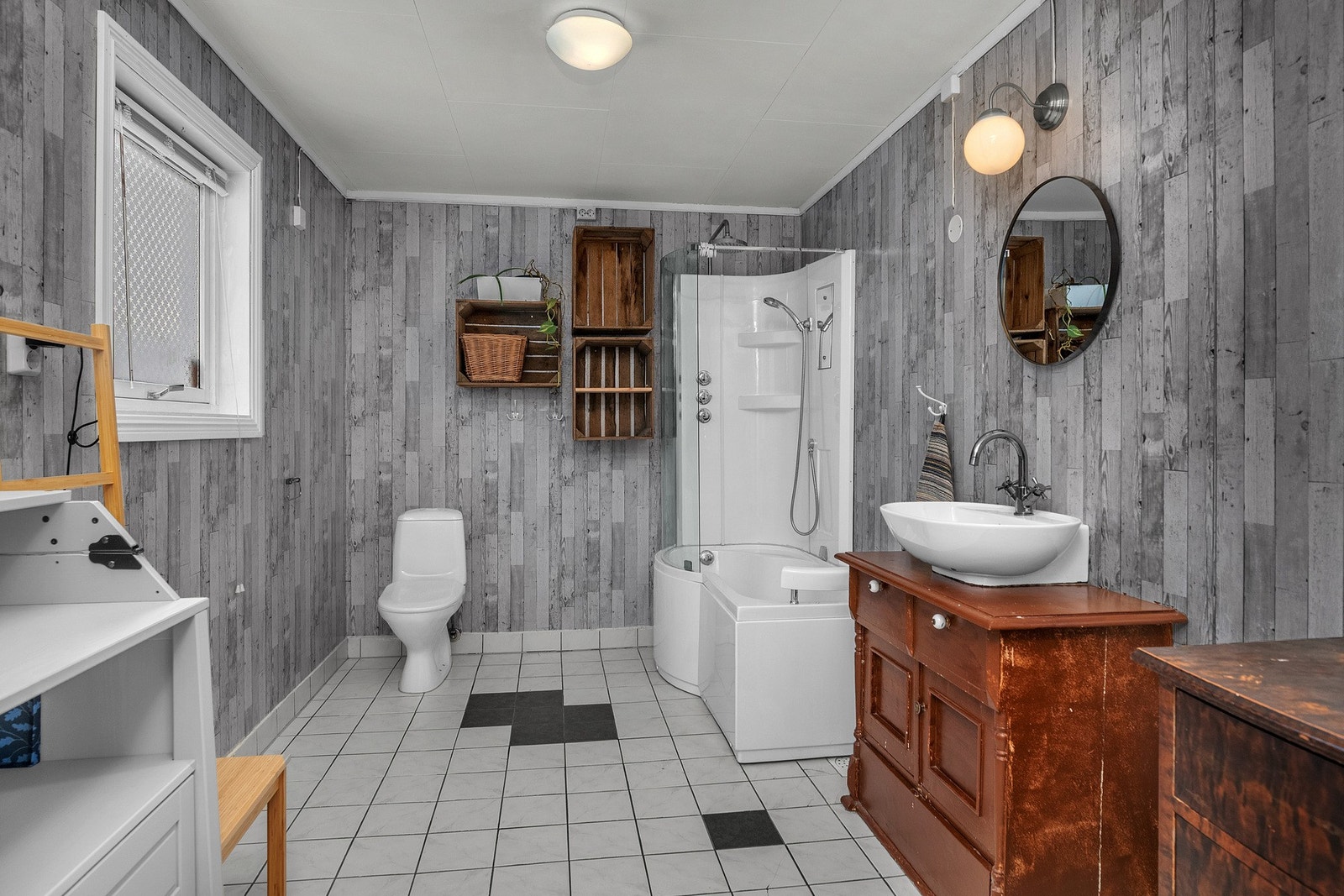 På badet finner du kombinert badekar og dusj, toalett, baderomsinnredning og servant Galleribilde