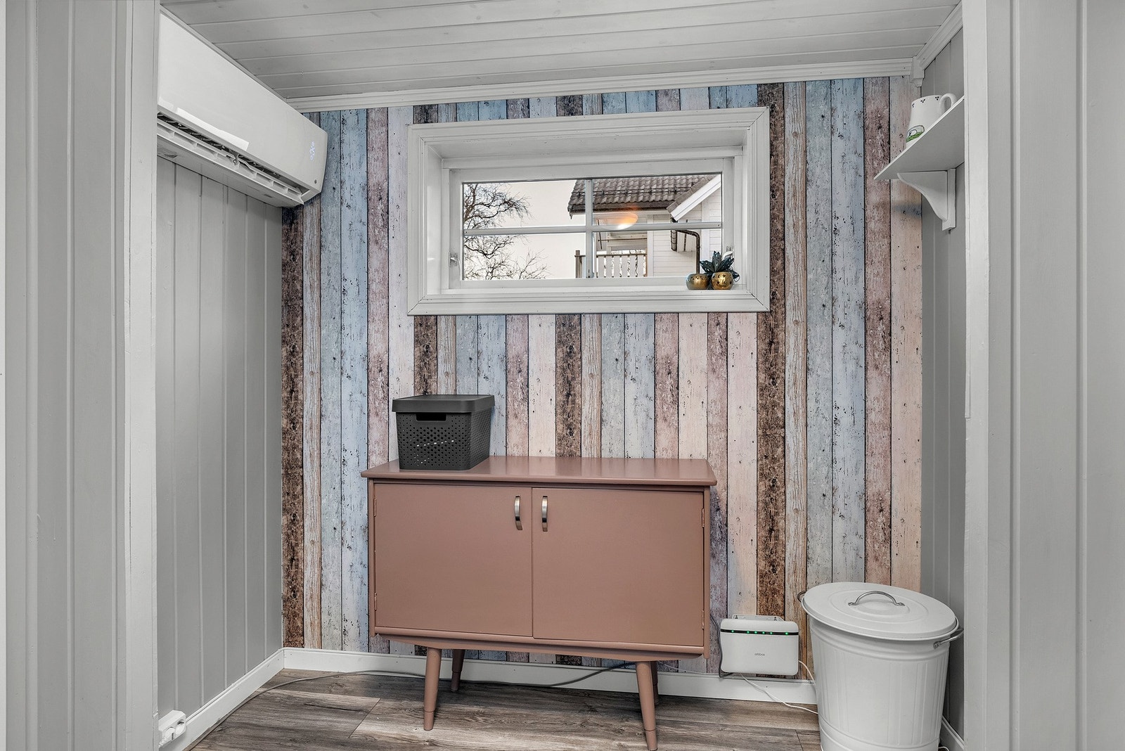 Walkin-closet med nyere varmepumpe i gangen Galleribilde